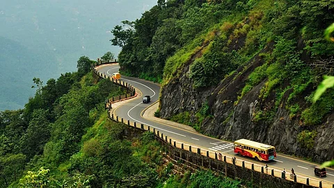 man jumps off from thamarassery churam during police inspection