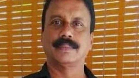 Mechanic dies after getting his head stuck in bus's air suspension