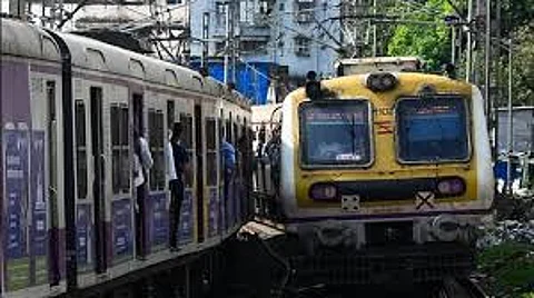 Eyewitness says train accident in Mumbra was caused by a bag hitting the train