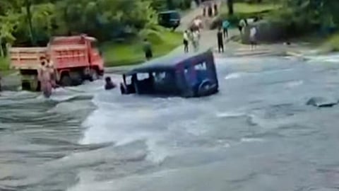 Tourists' jeep gets swept away in Perumban Kuthu Chappath
