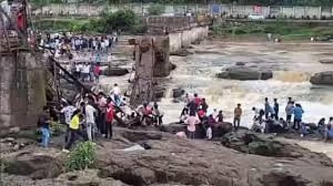 The cause of the accident was more than just the iron bridge.