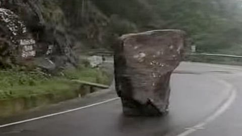 large rock fell fell onto the Munnar Gap Road