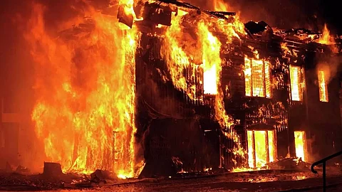 60 killed in massive fire at Iraq shopping mall