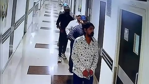 5 Men With Guns A Murderer Shot Dead In Hospital in bihar
