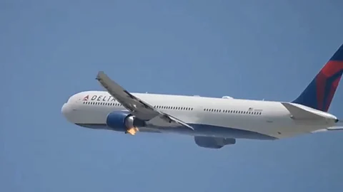 engine fire Boeing 787 Makes Emergency Landing in LA
