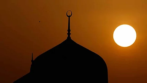 Summer is scorching in the UAE: Authorities urge people to avoid afternoon funeral prayers