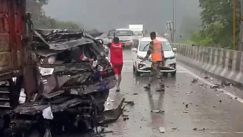 truck rams into 20 cars, woman dies,18 injured in mumbai