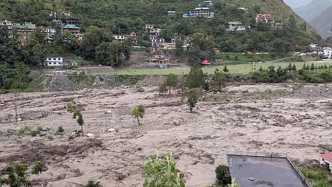 Flash floods in himachal 400 roads closed