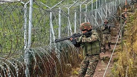 Pakistan violates ceasefire along loc