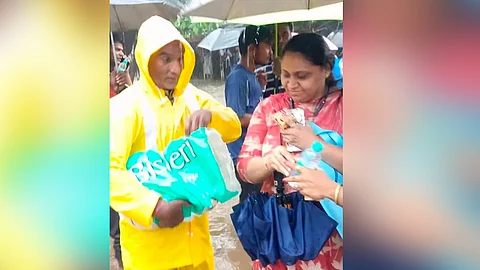 BMC provides food to those stuck on trains due to rain