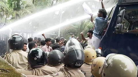 sfi march past against rahul mamkootathil mla