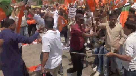congress bjp workers clash in bihar; row over abuse against pm modi