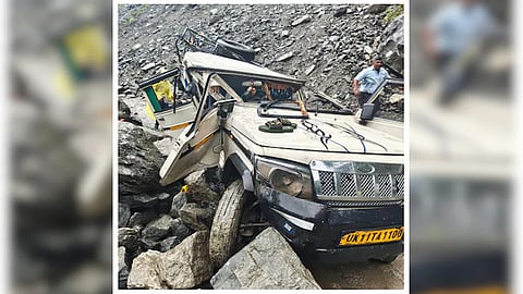stone falls on vehicle 2 pilgrims killed in uttarakhand