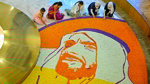 യുഎഇ ഭരണാധികാരികൾക്ക് ആദരമൊരുക്കി ആരോഗ്യപ്രവർത്തകരുടെ പൂക്കളം