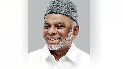 Professor Khader Moideen receives CH Rashtra Seva Award from Kozhikode KMCC