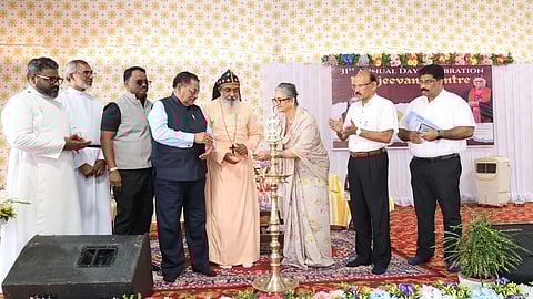 Viji Venkatesh as the chief guest at the Navajeevan anniversary celebration