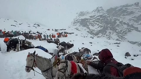 heavy snowfall and rain on mount everest stranded tourists