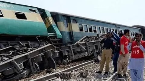 pakistan train blast many injured