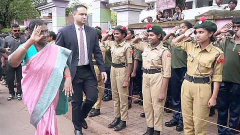 president droupadi murmu interacts with students, receive salute from NCC cadets