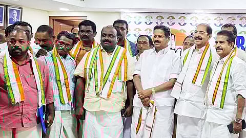 former cpi leader meenangal kumar and 100 workers joined congress