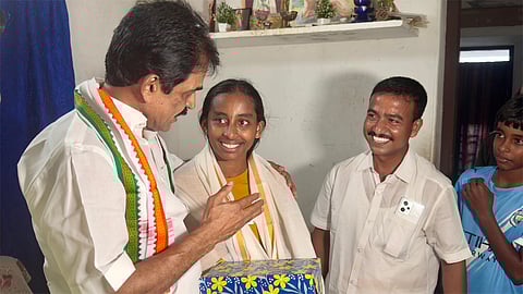 എയ്ഞ്ചലിന് ഷൂസുമായി എംപി വീട്ടിലെത്തി | KC Venugopal shoes to athlete