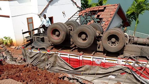 road collapse lorry falls into top of the house in feroke kozhikode