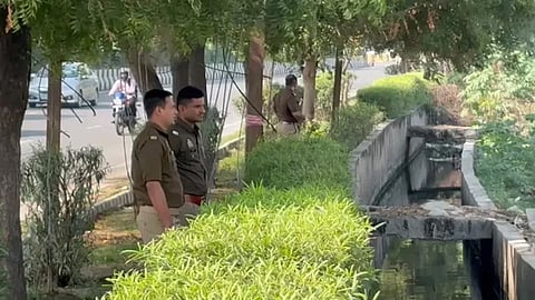 headless naked dead body found in noida
