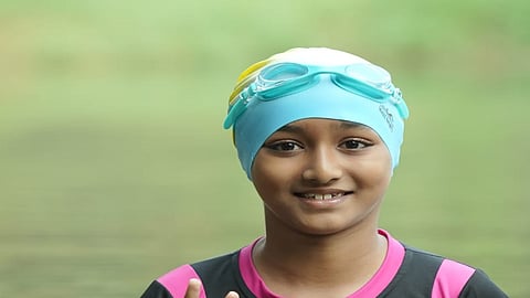 ദേവദർശൻ നീന്തി കയറുന്നത് വേമ്പനാട്ട് കായൽ