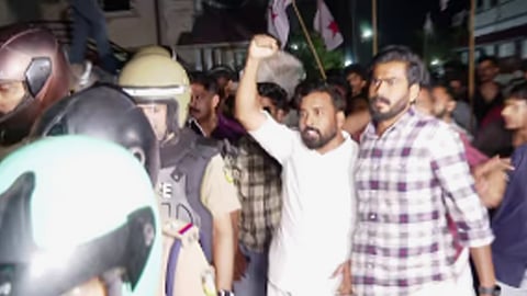 dyfi protesting march on rahul mamkootathil mla office