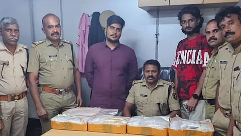 gold seized walayar checkpost arrest