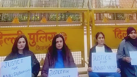 രാജ്യത്തെ പെൺമക്കൾക്ക് നീതി വേണം; ഉന്നാവ് പീഡനക്കേസിൽ പാർലമെന്റിന് മുന്നിൽ വനിതകളുടെ പ്രതിഷേധം