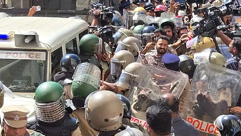 protest against dyfi and yuva morcha