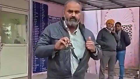 up man come to hospital with 1.5 foot long snake