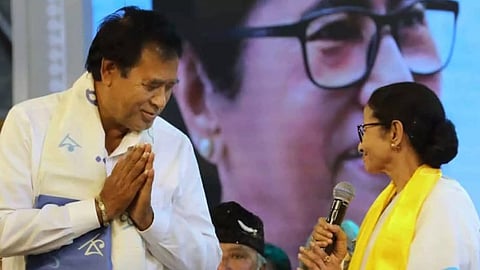 bjp mp share stage with mamata banerjee