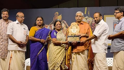 പ്രശസ്ത അഷ്ടപദി സോപാനഗായകൻ ഊരമന രാജേന്ദ്ര മാരാർക്ക് ഗുരുവായൂർ ദേവസ്വത്തിന്റെ അഷ്ടപദി പുരസ്കാരം സമ്മാനിച്ചു