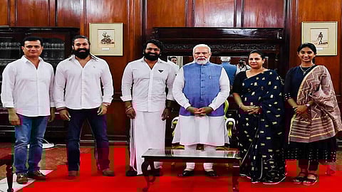 PM meets actors, former Cricketers & noted personalities at dinner meeting in Bengaluru