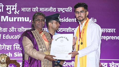 DU shuns graduation cap for 'angvastra' in its 99th convocation