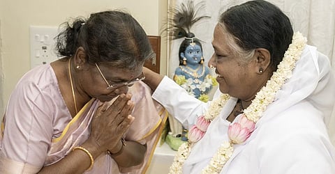 President Murmu visits spiritual guru Mata Amritanandamayi