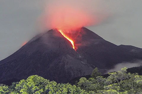 Indonesia's Merapi volcano spews hot clouds in new eruption