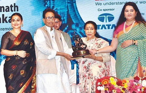 Asha Bhosle, Vidya Balan remember Lata Mangeshkar at award ceremony