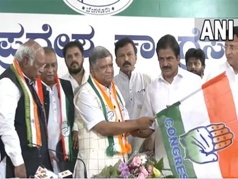 Former Karnataka Chief Minister Jagadish Shettar joins Congress