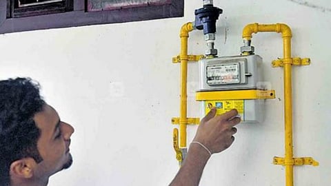 Govt revises gas pricing formula; CNG, piped cooking gas to cost 10% less