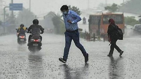 Thunderstorm, rain hit Delhi; 10 flights diverted