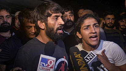 Wrestlers threaten to return medals, awards to government after scuffle with Delhi police
