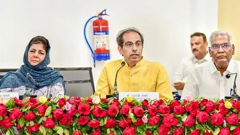 Uddhav says sat next to Mehbooba Mufti on purpose; attacks Fadnavis