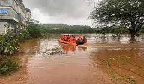 Maha: Five devotees rescued from temple in middle of swollen Waiganga river in Bhandara