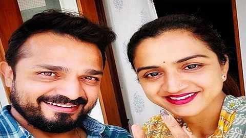 Spandana with her actor husband Vijay