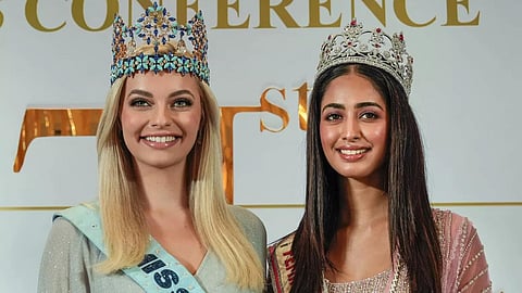 Miss World Karolina Bielawska (L)