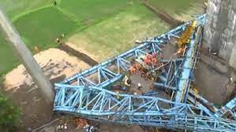 17 workers crushed to death as girder machine collapses