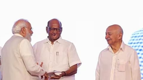 Modi's handshake to Pawar at the Tilak award function.